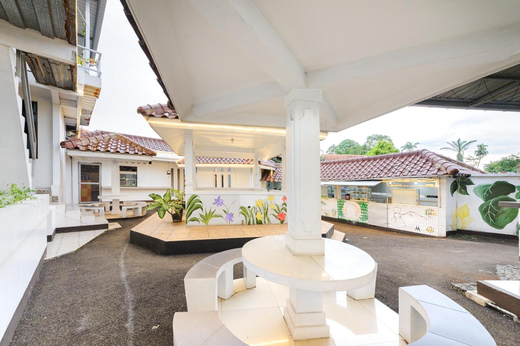 Hotel Reddoorz Syariah Near Taman Air Mancur Bogor Exterior foto